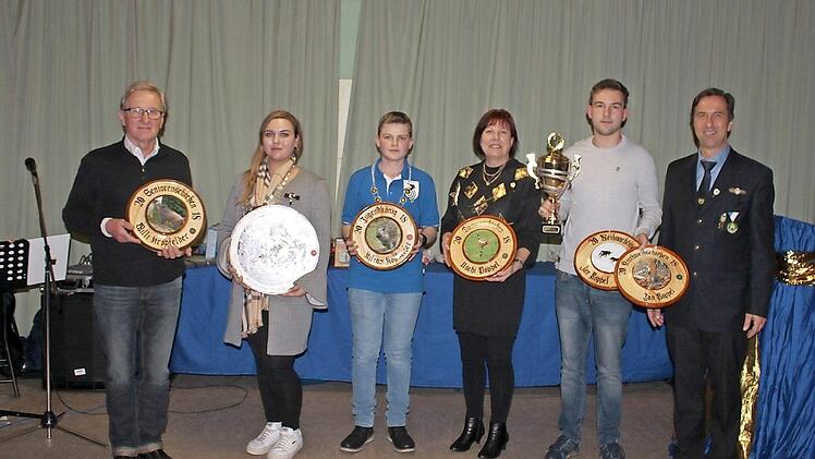 Bei der Preisverleihung (von links): Willi Kropfelder, Schützenkönigin Barbara Amon, Kilian Konheißer, Uschi Pöppel, Jan Pöppel und Vorsitzender Stephan Amon Foto: Mathias Erlwein