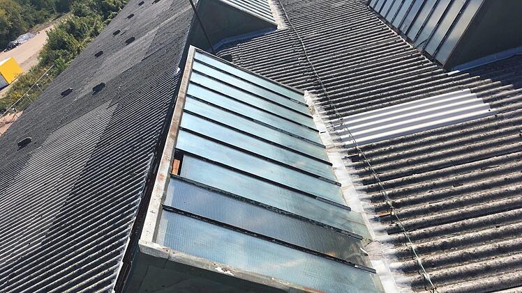 Die Eternitplatten und die Glasgauben des Daches werden komplett ersetzt. Foto: Archi Viva Architekten