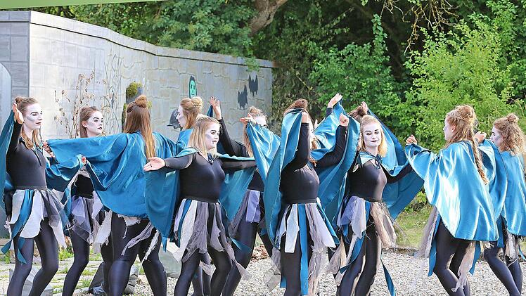 Adrette Vampir-Tänzerinnen lockerten zusammen mit dem Chor die Aufführung  der Vampir-Komödie auf. Foto: Dieter Britz