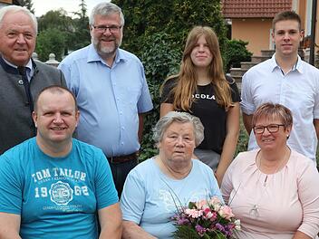 Erinnerungsfoto zum 80. Geburtstag (hinten v. l.): Bürgermeister Helmut Fischer, Martin Pöschel, Hannah und Philipp Pöschel (Enkel), vorne: Frank Spitzenpfeil (Sohn), Jubilarin Gisela Spitzenfeil und Elke Pöschel (Tochter) Foto: Klaus Gagel