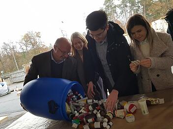 Prof. Dr. Markus Heinrich (links) sichtet auf der Deponie Gosberg mit Studierenden Altarzneimittel. Foto: Ekkehard Roepert