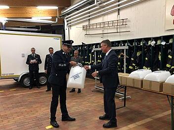 Übergabe der Flachwassersauger an die Feuerwehrleute im Landkreis Bad Kissingen.