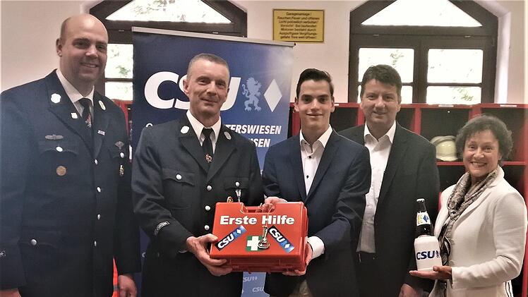 Gemeinsam mit der CSU-Ortsverbandsvorsitzenden Gudrun Heil-Franke (von rechts) und Staatssekretär Sandro Kirchner bedankte sich CSU-Digitalbeauftragter Robin Kuhn beim Reiterswiesener Feuerwehrkommandanten Bernd Ort und dessen Stellvertreter Tobia...