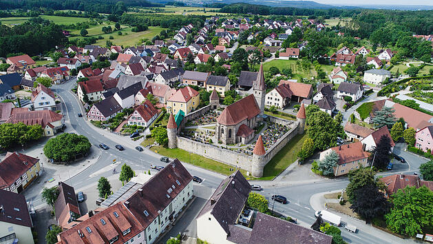 Die eindrucksvolle Kirchenburg prägt das Ortsbild in Effeltrich bei Forchheim. Der Ort hat es nicht nur unter die Top 10 der schönsten Dörfer geschafft - auch eine lebendige Dorfgemeinschaft prägt Effeltrich.