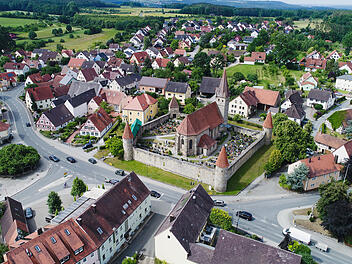 Die eindrucksvolle Kirchenburg prägt das Ortsbild in Effeltrich bei Forchheim. Der Ort hat es nicht nur unter die Top 10 der schönsten Dörfer geschafft - auch eine lebendige Dorfgemeinschaft prägt Effeltrich.