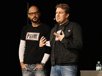 Das Autorenduo Volker Klüpfel (li.) und Michael Kobr im Bamberger Hegelsaal bei ihrer "multimedialen Litcomedyshow" Fotos: Matthias Hoch
