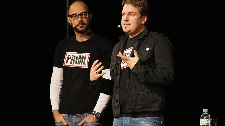 Das Autorenduo Volker Klüpfel (li.) und Michael Kobr im Bamberger Hegelsaal bei ihrer "multimedialen Litcomedyshow" Fotos: Matthias Hoch