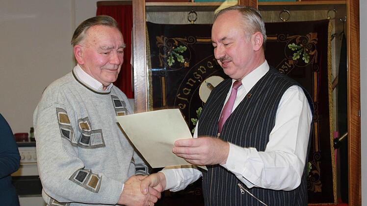 Erwin Derra, langjähriger Wirt des Gesangvereins Ebern, ist nun stolzes Ehrenmitglied.