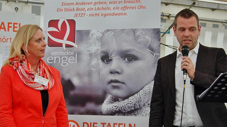 Bürgermeister Anton Schick dankt der Tafel-Vorsitzenden Iris Hönig und ihren Ehrenamtlichen für den Einsatz bei der Kissinger Tafel.