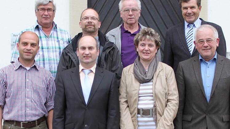 Vorsitzender Walter Ziegler (hinten rechts) verabschiedete die ausscheidenden Verbandsräte Jochen Steppert, Martin Wasser, Michaela Eisenacher, Bernhard Hümmer (vorne von links), Richard Kuchenmeister, Christoph Dörr und Wolfgang Laubender (hinten von links).