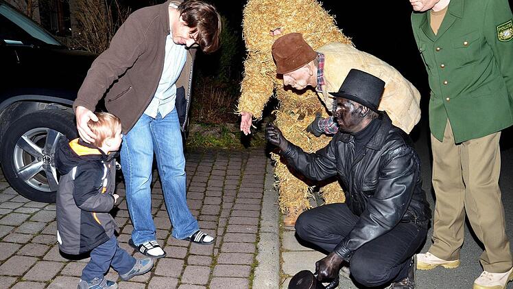 Der dreijährige Ben ist noch etwas skeptisch, als sich "die Strohberta", der Treiber, der Schlotfeger und der Polizist an ihn wenden. Foto: Dieter Hübner
