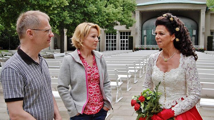 ZDF-Redakteur Gunnar Petrich bei der Vorbesprechung mit Moderatorin Andrea Ballschuh und Sisi-Darstellerin Silvia Matthes  Foto: Sigismund von Dobschütz