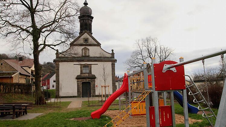 Für jeden etwas: Vor der Wendelinuskirche in Steinbach wurde der Vorplatz gepflastert und der Kinderspielplatz mit neuen Geräten ausgestattet.