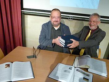 Ein wohl einmaliges Ereignis in Meeder: Karl Eberhard Sperl (rechts) übergibt die Tagebücher der Anna B. Eckstein an Henning Schuster (links). Foto: Lothar Weidner