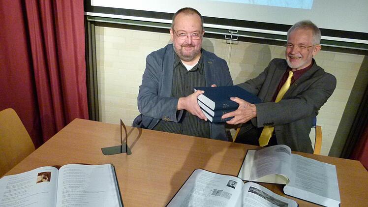 Ein wohl einmaliges Ereignis in Meeder: Karl Eberhard Sperl (rechts) übergibt die Tagebücher der Anna B. Eckstein an Henning Schuster (links). Foto: Lothar Weidner