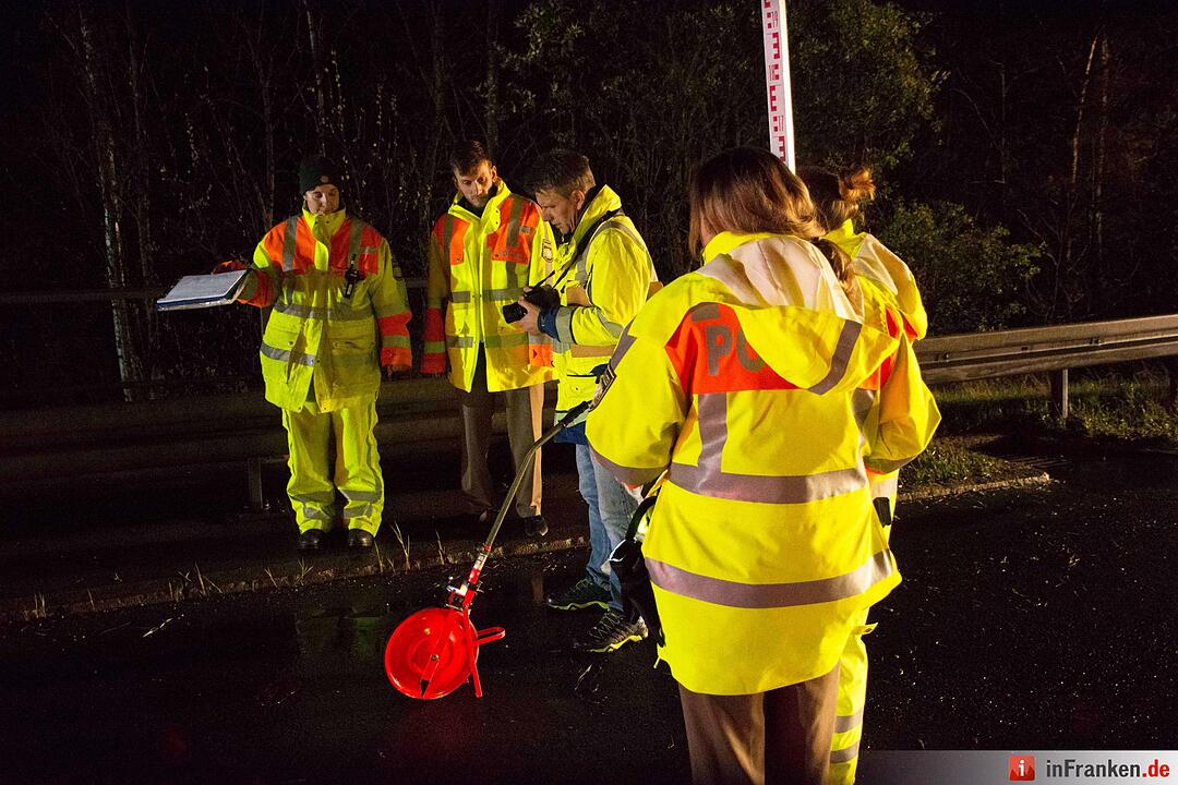 Unangepasste Geschwindigkeit bei Graupelschauer: Vier Personen verletzt, eine davon lebensgefährlich - Drei Fahrzeuge an schwerem Glätteunfall beteiligt - 47-Jähriger verliert Kontrolle über BMW, prallt mehrfach in Leitplanke und touchiert anderes Fahrzeug - Weiterer Autofahrer fuhr offenbar auf und flüchtete