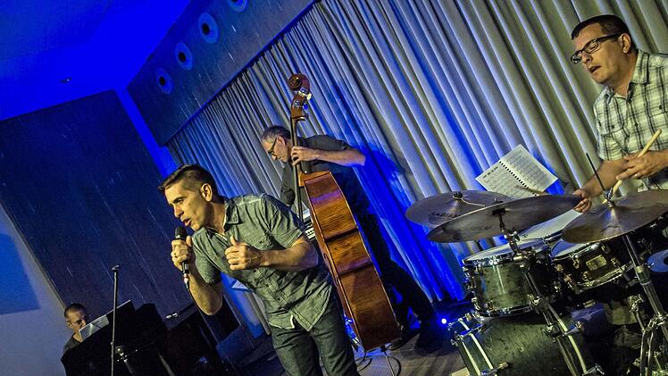 Steven Santoro begeisterte mit seiner Band bei seinem Coburg-Gastspiel. Foto: Jochen Berger