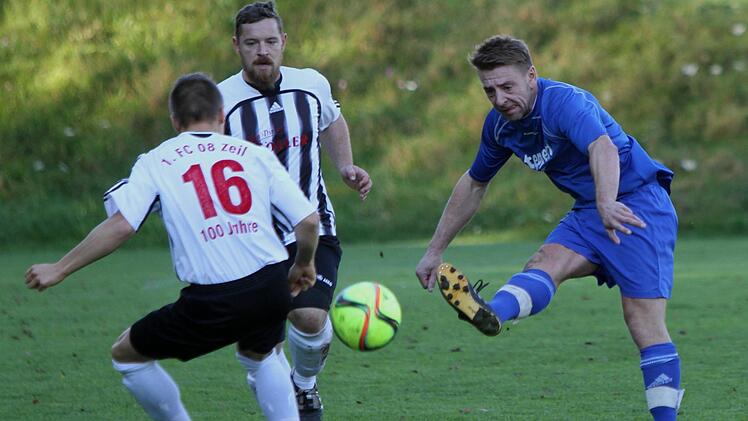 Der Lußberger Christian Will (rechts) bei einem Torschuss, der aber das Ziel knapp verfehlt. Die Zeiler Yannik Rößner (Nr. 16) und Julian Wolfschmitt können nur noch zusehen.