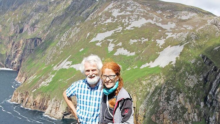 Paddy und Reiseführerin Gabi ganz oben - über den 600 Meter steil ins Meer abfallenden "steinernen Bergen". Wenn Paddy sich etwas wünschen dürfte, dann wäre es, dass Irland eine föderale Republik wie Deutschland wird.