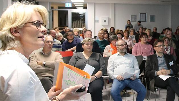 Sabine Streng bei ihrem Vortrag. Foto: J&uuml;rgen G&auml;rtner