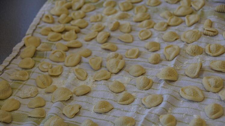 Auf einem bemehlten Baumwolltuch warten die Pasta auf ihre Weiterverarbeitung.Sabine Weinbeer