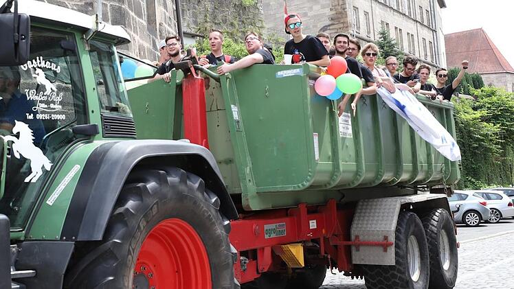 Ausgelassene Stimmung: Auf von Traktoren gezogenen Anhängern ließen sich die Abiturienten durch die Kronacher Innenstadt chauffieren - und die Kreisstadt dabei an ihrer Freude teilhaben. Foto: Marian Hamacher