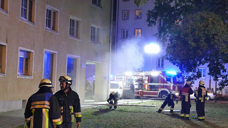 In der Nacht auf Freitag brannte in Nürnberg ein Keller eines mehrstöckigen Hauses. Foto: News 5/ Oswald