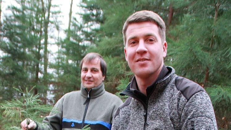 Stefan Blumrich wird künftig den Job von Joachim Dahmer für die Gemeinde Burkardroth übernehmen. Der 30-Jährige und sein Jagdhund "Atze" kennen den Forst schon ganz gut. Foto: Carmen Schmitt