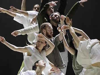 Die 13 Tänzerinnen und Tänzer der Compagnie Eastman setzen das, was die Musik in Glucks Reformoper "Alceste" sagt, in faszinierende Bewegung um.  Foto: Wilfried Hösl
