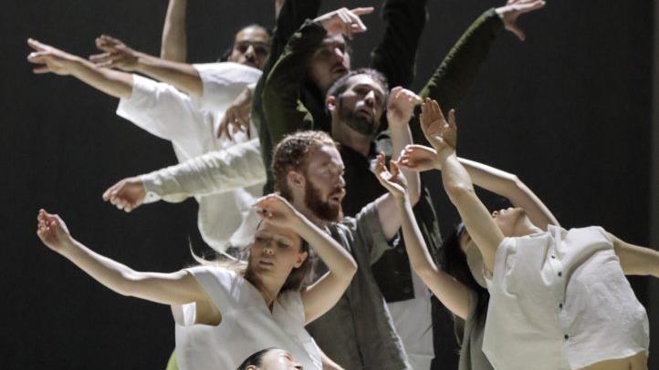 Die 13 Tänzerinnen und Tänzer der Compagnie Eastman setzen das, was die Musik in Glucks Reformoper "Alceste" sagt, in faszinierende Bewegung um.  Foto: Wilfried Hösl