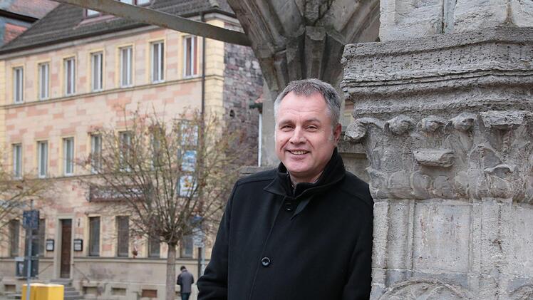 Patrick Bindrum am Hammelburger Brunnen, im Hintergrund die ehemalige Gaststätte "Zum Hirschen". Foto: Ralf Ruppert