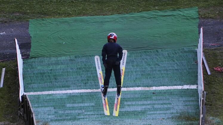 Sicher landet Franz Eisenmann nach seinem Sprung von der Kreuzbergschanze. Fotos: Sebastian Vogt