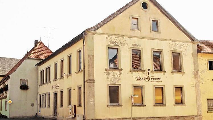 Aus dem ehemaligen Gasthaus "Schwarzer Adler" nahe den beiden Kirchen soll ein ökumenisch ausgerichtetes Gemeindezentrum werden.