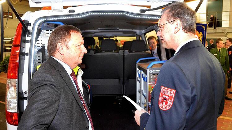 Erläuterungen zum neuen Fahrzeug: Landrat Thomas Bold mit Kommandant und Stadtbrandinspektor Harald Albert