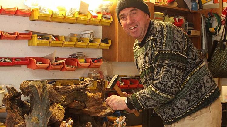 Herbert Bayer in seiner Werkstatt beim Krippenbau.