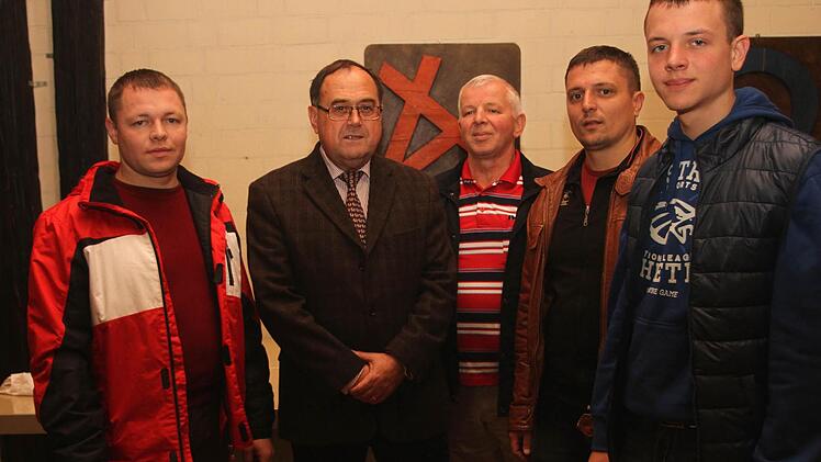 Der frühere Militärexperte Herbert Danzer (Zweiter Von links) unterhielt sich auch mit Vater Sarkanitsch (Dritter von rechts) und seinen Söhnen.