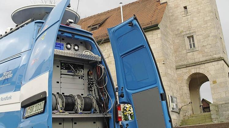 Die Tonaufnahmen laufen: Direkt unter die Glocken führt das Verlängerungskabel für die beiden Mikrophone.  Foto: Stephanie Elm