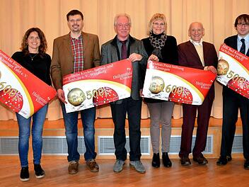 Die Heiligenfeld Kliniken GmbH machte heuer eine Weihnachtsspende von insgesamt 27 900 Euro. Die größten "Gewinner" waren v.li.: Marina Schachenmeyer-Wiesend (Versteckte Engel/Kissinger Tafel), Michael Lang, Wolfgang Beckmann (evangelische Kinder-, Jugend- und Familienhilfe Würzburg), Marietta Düring-Haas (Christian Presl-Stiftung) und Florian Stoeck (ganz rechts) vom Leitungsteam Notfallpsychologie des BRK Bad Kissingen, 2. von rechts Dr. Joachim Galuska von den Heiligenfeld Kliniken.  Foto:...
