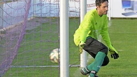 Viermal musste Matthias Hofmann, Torwart der SG FV Elsendorf/FSV Weingartsgreuth, den Ball aus dem Netz holen.