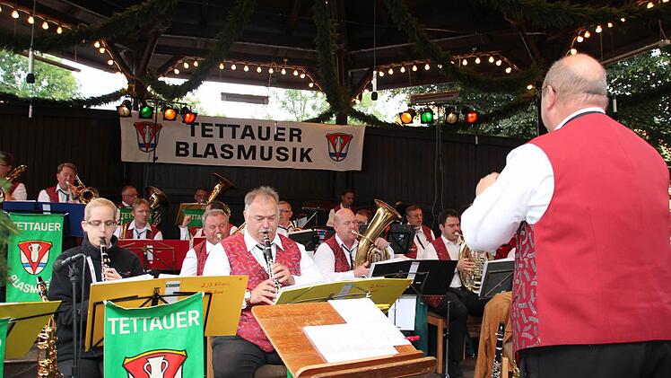 Die Tettauer Blasmusik spielte im Pavillon auf der Hofwiese.  Foto: Friedwald Schedel