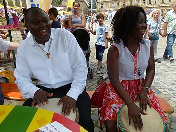 Pater Roberto & Friends begeisterten mit afrikanischem Trommelwirbel.  Fotos: Marion Krüger-Hundrup
