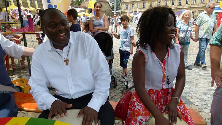 Pater Roberto & Friends begeisterten mit afrikanischem Trommelwirbel.  Fotos: Marion Krüger-Hundrup