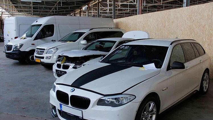 Die "neuen" Autos wurden nach dem Umbau weiterverkauft.Polizei