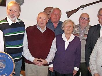 Vorsitzender Dietmar Wächter und sein Stellvertreter Volker Fertsch ehrten langjährige Mitglieder des Radsportvereins Solidarität Lützelbuch (von links): Margita Scheler, Dieter Friedel, Klaus Arnold, Volker Fertsch, Irmgard Speierl, Walter Stüpfert, Dietmar Wächter, Günter Lehmann.  Foto: Martin Koch