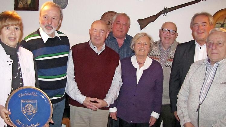 Vorsitzender Dietmar Wächter und sein Stellvertreter Volker Fertsch ehrten langjährige Mitglieder des Radsportvereins Solidarität Lützelbuch (von links): Margita Scheler, Dieter Friedel, Klaus Arnold, Volker Fertsch, Irmgard Speierl, Walter Stüpfert, Dietmar Wächter, Günter Lehmann.  Foto: Martin Koch