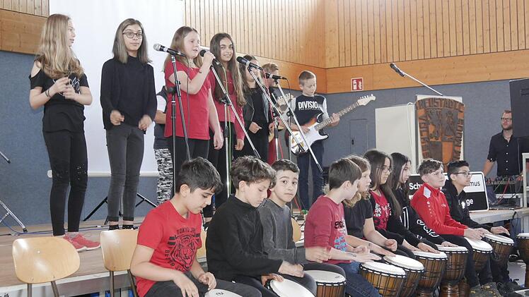 Die Schulband schmückte heiter musikalisch den Festakt. Foto: Manja von Nida