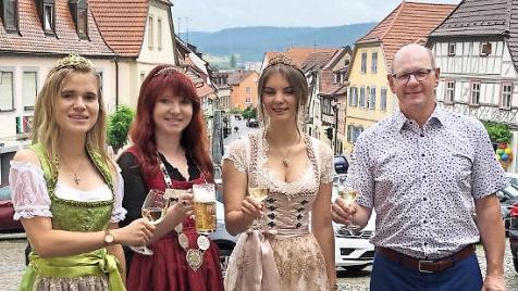 Die Hoheiten und Bürgermeister Stadelmann haben das Weinfest 2021 im Blick. Von links: Weinprinzessin Anna-Lena Werb, Bierprinzessin Kerstin Friedrich und die Sander Weinprinzessin Anna-Lena Gottschalk.