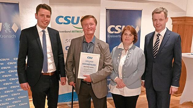 Die CSU ernannte den langj&auml;hrigen B&uuml;rgermeister Hans-Peter Laschka (Zweiter von links) zum Ehrenmitglied. Mit im Bild von links: B&uuml;rgermeister Oliver Plewa, Vorsitzende Bianka Knauer und stellv. CSU-Bezirksvorsitzender Thomas Silberhorn