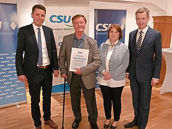 Die CSU ernannte den langjährigen Bürgermeister Hans-Peter Laschka (Zweiter von links) zum Ehrenmitglied. Mit im Bild von links: Bürgermeister Oliver Plewa, Vorsitzende Bianka Knauer und stellv. CSU-Bezirksvorsitzender Thomas Silberhorn