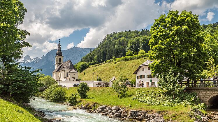 Urlaub in Deutschland: Pfarrkirche St. Sebastian in Ramsau, Bayern, Allgäu